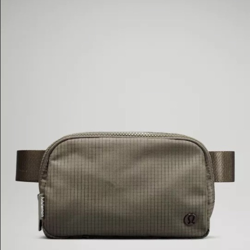 Lululemon Everywhere Belt Bag - Carob Brown/Black